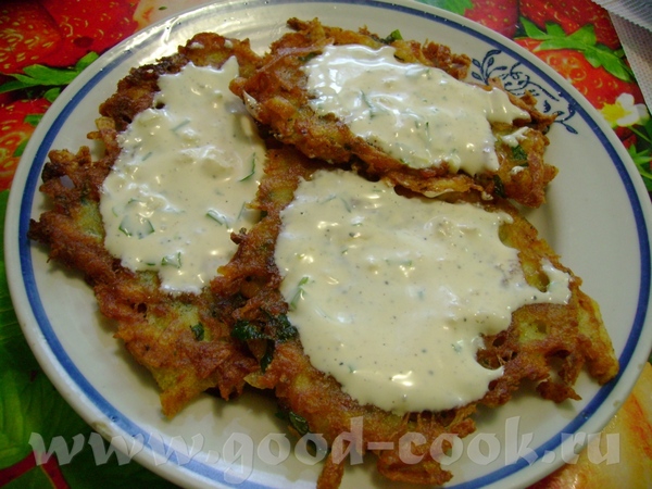 Драники (картофельные оладьи) с чесночным соусом