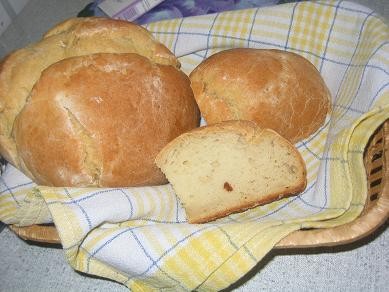я сегодня пекла Алинин деревенский хлеб,первый хлебушек,вкусно,на фото он еще горячий-поэтому кажет...