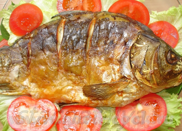 ЗАПЕЧЁННЫЙ КАРП Кушали с молодой картошечкой и салатиком (их правда я не фотала)