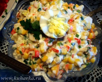 Я тут в простой салатик с крабовыми палочками и кукурузой добавила корейскую морковку, немного кита...