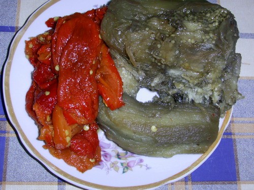 Вот так выглядят продукты на икру из баклажан после разморозки а это заготовка из помидор