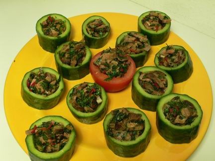 Азиатский салат в огурчике вкусный пряный салат отлично сочетается с освежающим огурчиком