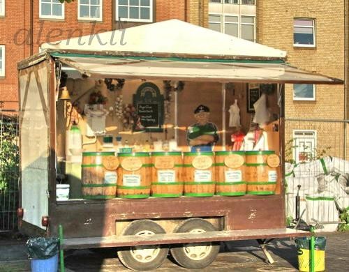 Ранним утром сюда стягиваются торговцы рыбой,мясными продуктами,соленьями,а также одеждой и сувенир... - 2