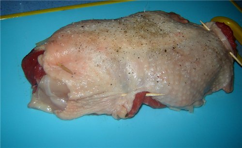 Для начала нужно убрать кость из куриного окорочка (кожицy надо оставить) и обжарить слегка лук, по... - 4