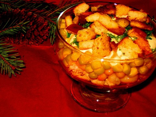 Салат "Лик" Отварную курочку нарезать кубиками, далее фасоль белую из банки, потом кукурузу, полить...