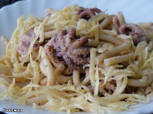 Индейку(кусочками) тушила в соусе за час, нежная и вкусная