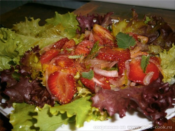 Салат для гурманов из клубники и красного лука