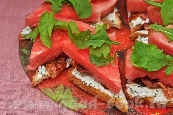 Бутерброды (сендвичи) с фетой, арбузом, беконом и руколой Рецепт из журнала "Гастроном" за сентябрь...