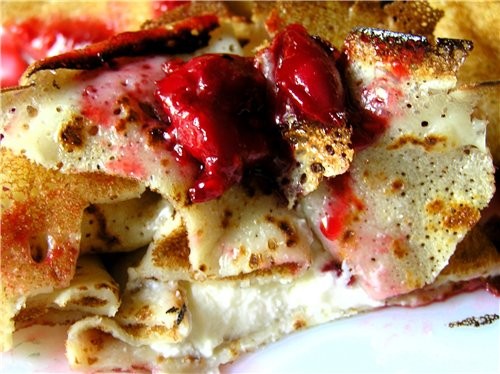 Блинчики с маскарпоне и ягодным соусом - 2