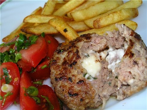 Хочу предложить вам очень вкусный вариант домашних котлет – с брынзой
