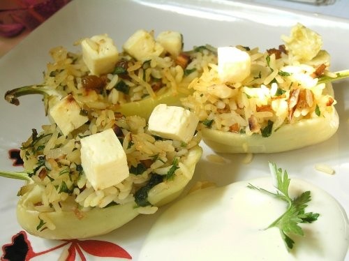 Перец, фаршированный рисом с изюмом и орехами