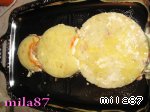 Затем слой картофеля и три желточка, тщательно промазываем майонезом и прижимаем - 4