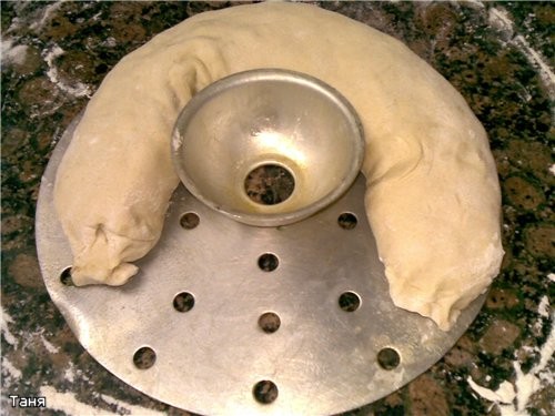 Манты с мясом и зеленью Тесто: Сделала примерно из 600 г муки,1 ч - 6