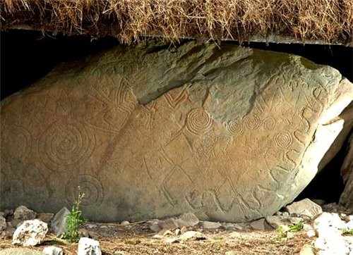 Камни в кургане имеют всякие знаки, древние картины небо, луни, солнце, звёзд и т - 3