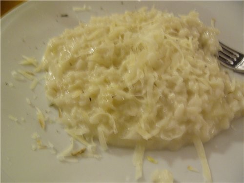 А энто тарелка ризотто с грушами и сыром ( не поняли с каким) Мясо-вырезка, сервированная на горяче...