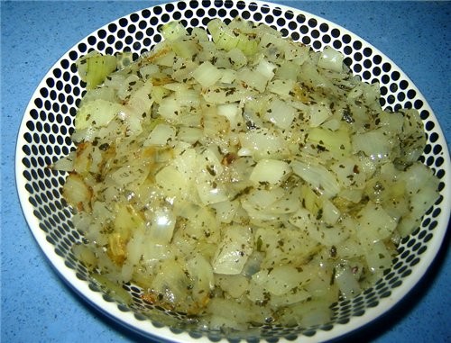 Для начала нужно убрать кость из куриного окорочка (кожицy надо оставить) и обжарить слегка лук, по...