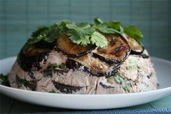 Баклажаны в ореховом соусе с кинзой и чесноком