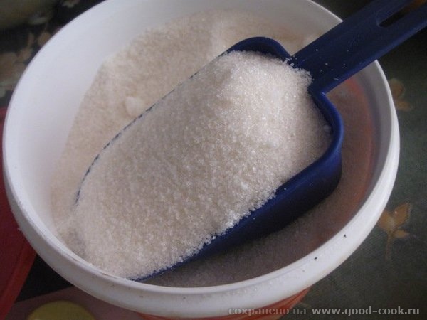 Белки взбиваем, при помощи миксера, постепенно добавляя сахар (225г) - 2