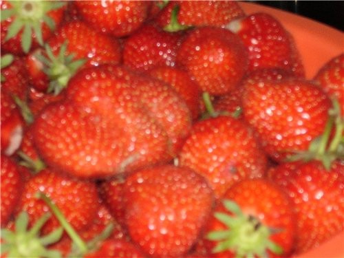Девчёнки молодцы у всех такая вкуснятина, я пришла просто с клубничкой