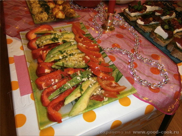 салат с авокадо, болгарским перцем и помидорами