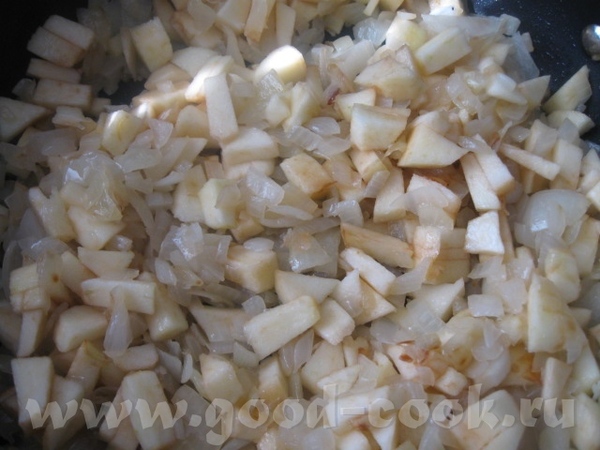Нарезаем яблоки небольшими кубиками( дольками) и добавляем их к луку - 2