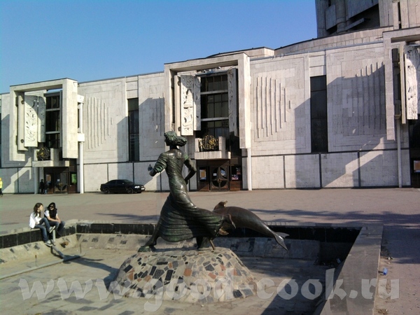 В одной автобусной остановке от него находится музыкальный театр Наталии Сац - 2