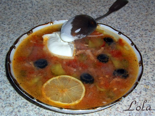 Солянка мясная ( изготовлена в мультиварке)