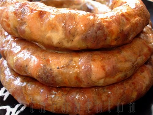 ДОМАШНЯЯ КОЛБАСКА Берем мясо (свининку), моем, режем кусочками 1см на 1см (вообщем маленькими), есл...