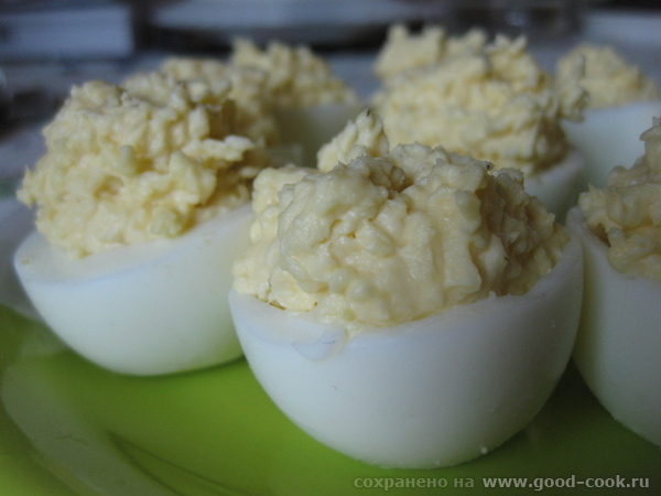 Яйца с сырной начинкой Ингредиенты: - 6 отваренных вкрутую яиц - 1/2 плавленого сырка (50 г) - соль...