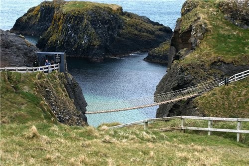 Побережье недалеко от Giant&#39;s Causeway Ballintoy Harbour недалеко от Giant&#39;s Causeway Ropeb... - 3