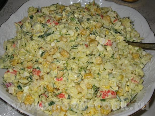 салат с крабовыми палочками отварить рис смешать с майонезом рис,консерв