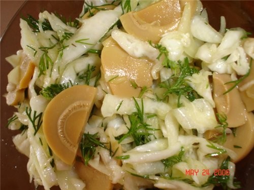 Салат из капусты с грибами и маринованным луком в неострой горчице