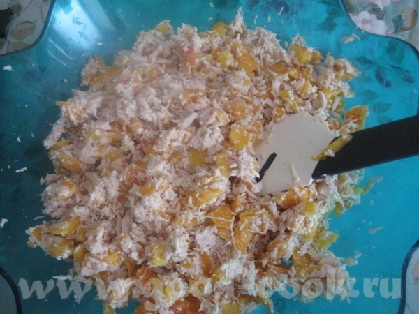 Добавляем брынзу к мясу с персиками и перемешиваем - 2