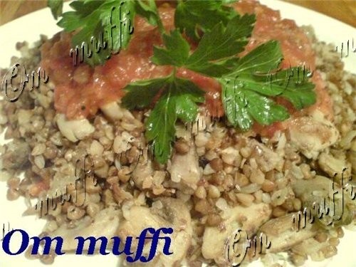 ГРЕЧНЕВАЯ КРУПА С КУРИЦЕЙ, ГРИБАМИ И ТОМАТНЫМ СОУСОМ Приготовление: Курицу отварить до готовности