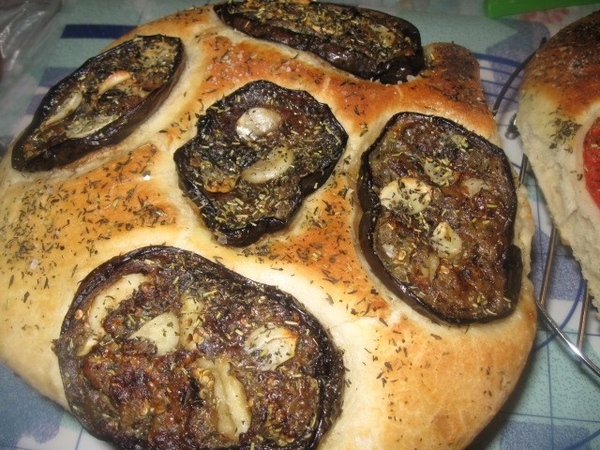ЛЕПЕШКИ С БАКЛАЖАНАМИ, ПОМИДОРАМИ, ЧЕСНОКОМ, ФРАНЦУЗСКИМИ ПРЯНЫМИ ТРАВАМИ И ОЛИВКОВЫМ МАСЛОМ Просто...