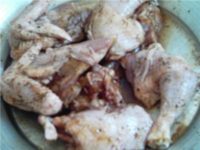 и курица замаринованая в карри курицу разрезать на равные большие куски затем помыть и посолить и п...