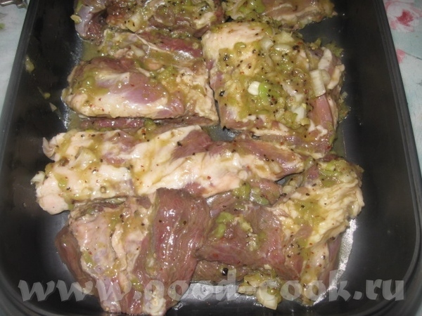 Затем выкладываем промариновавшееся мясо в форму для запекания – у меня Ультраплюс «Лазанья» на 3,5...