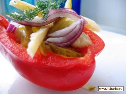 салат с курицей , паприкой и солеными огурчиками куриная грудка(порезать полосками и жарить на раст - 2