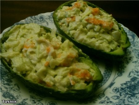 Я опять с салатом в авокадных лодках и роллами