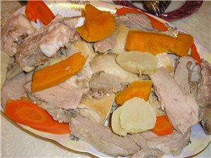 Еще были яхние (мясное ассорти, украшенное вареными овощами), рыба фаршированная (в фарш входят кро...
