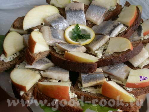 КАНАПЕ С СЕЛЕДКОЙ И АРОМАТНЫМ МАСЛОМ Для канапе: слабосоленая селедка 200 г филе зеленое яблоко 1 л...