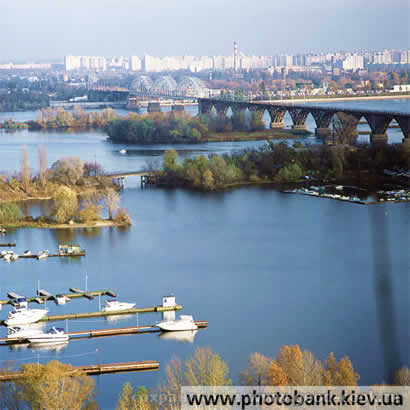 ИМХО это лодочная станция около железнодорожного моста