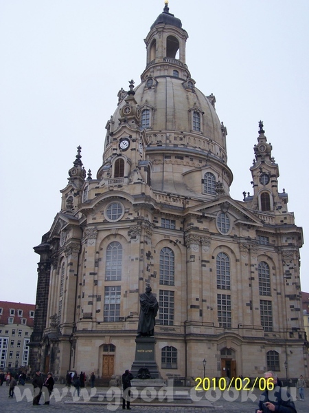 Одна из главных достопримечательностей, очень красивая церковь-Frauenkirche