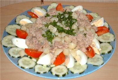 Салат"Паста с тунцом" Сварить пасту(ракушки)в готовую пасту положить порезаную петрушку и полить ол...