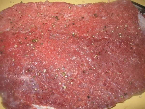 Говяжий пласт мяса солим, перчим и смазываем обильно готовой горчицей