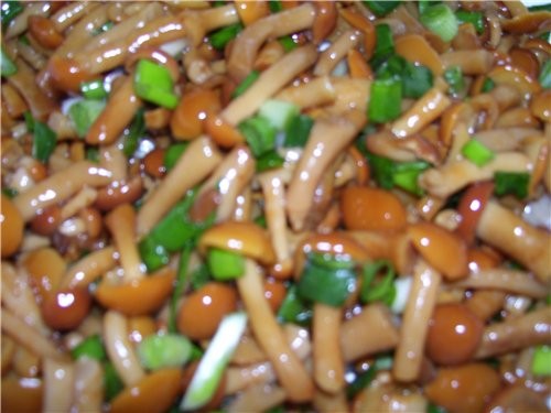 Это маринованные грибочки с зелёным лучком