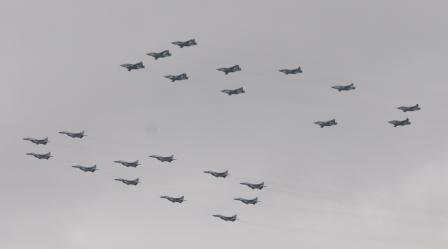 Вот уже несколько лет перед парадом победы и во время него из своего окна я вижу примерно такое: Ре...