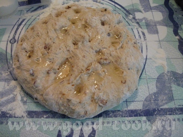 Начинаем руками тщательно месить тесто, подсыпая по необходимости муку, примерно процесс этот займе...
