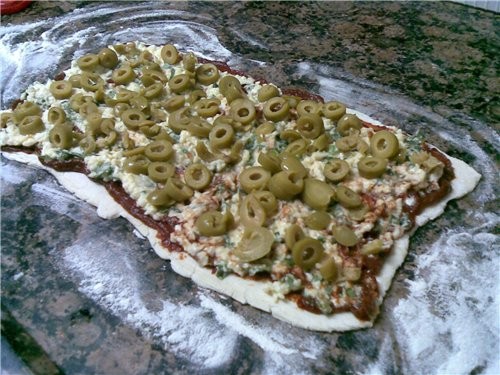 РУЛЕТИКИ ИЗ СЛОЕНОГО ТЕСТА СО ВКУСОМ ПИЦЦЫ 300 г слоенного теста 4 ст