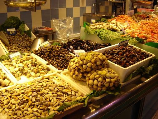 Яйца на любой вкус,цвет,размер(большое яйцо,на котором написана цена - страусиное)